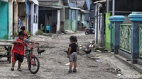 Menurut keterangan  warga di tanah itu masih sengketa lahan terkait pembayaran lahan karena uang bangunan telah dibayar akan tetapi mereka masih menunggu uang lahan jika kampung itu akan digusur.
