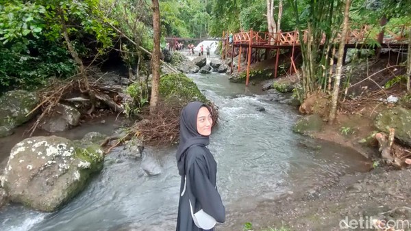 Humaerah, salah satu pengunjung mengaku cukup terpukau dengan pemandangan yang tersaji di air terjun mini Barutungnge. Suasananya sangat asri, udaranya segar. (Hasrul Nawir/detikcom) Humaerah, salah satu pengunjung mengaku cukup terpukau dengan pemandangan yang tersaji di air terjun mini Barutungnge. Suasananya sangat asri, udaranya segar. (Hasrul Nawir/detikcom)