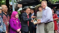 Selain mengambil batik pesanan, Raja Willem juga menerima karikatur bergambar dirinya dengan sang ratu. Raja juga mendapatkan cenderamata dari Wali Kota Yogyakarta, Haryadi Suyuti berupa miniatur Tugu Pal Putih.