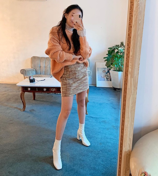 Tak heran jika ia berencana untuk berbisnis fashion melalui e-commerce. Dilansir Maeil Kyunjae, Jung Jiwoo baru-baru ini telah membuat badan usaha bernama AJ Look dengan e-commerce KVLY untuk membangun brand mereka sendiri. Foto: Instagram @mejiwoo103