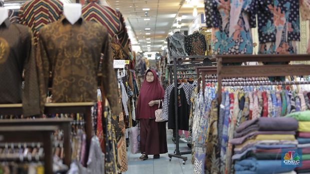 Efek berantai dari wabah virus corona di China sudah terasa dalam hal perdagangan khususnya rantai pasok bahan baku tekstil dan produk tekstil ke Indonesia. Produsen pakaian di dalam negeri yang selama ini bergantung dari kain dan pewarna dari China mulai kena dampaknya.Wakil Ketua Kadin Indonesia Bidang Perdagangan Benny Soetrisno yang juga pemilik pabrik pakaian dan tekstil, mengatakan baru-baru ini dampak virus corona sudah terasa terhadap pasokan barang. Saat ini proses produksi barang masih memakai stok yang lama, tapi untuk bahan baku bulan depan sudah mengkhawatirkan.  Ada sebagian belum bisa berangkat dari China, produksi belum Stop. Karena bahan baku yang belum bisa berangkat untuk produksi bulan April.Jenis barang Kain dan zat Pewarna,