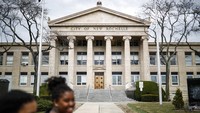 Sekolah dan ruang publik di kawasan New York pun dbersihkan guna mencegah penyebaran virus corona di kawasan tersebut. AP Photo/John Minchillo.