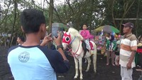 Para pengunjung bisa menunggang kuda sambil menyusuri Pantai Watu Pecak. Sudah seperti koboi saja, tapi di pantai.