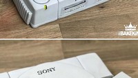 Membangkitkan suasana nostalgia, konsol game milik Sony Playstation ini ternyata kue cokelat dengan rasa yang manis legit. Foto: The Bake King