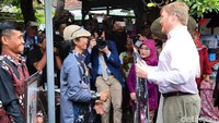 Kemudian Raja Belanda mengunjungi Batike Lok Iwon untuk mengambil setelan batik yang dipesan.