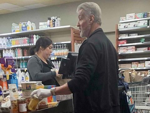 Cegah Corona, Sylvester Stallone Belanja Pakai Sarung Tangan