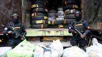 Direktorat Jenderal Bea dan Cukai bersama Badan Narkotika Nasional (BNN) dan Direktorat Tindak Pidana Narkoba Bareskrim Polri melakukan penangkapan terhadap pengedar narkoba jaringan internasional.