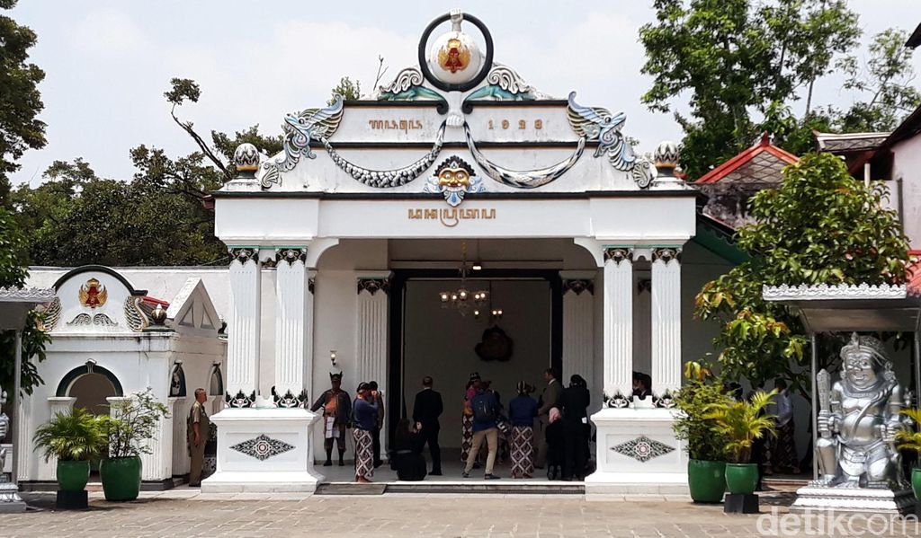 Raja Willem Alexander bersama Ratu Maxima dari Belanda mengunjungi Keraton Ngayogyakarta Hadiningrat, Rabu (11/3/2020). Setibanya di Keraton Yogya, Raja dan Ratu Belanda disambut Raja Ngayogyakarta Hadiningrat, Sri Sultan Hamengku Buwono (HB) X beserta keluarga.