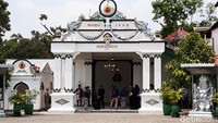 Sesampainya di Regol Donopratopo, tampak Sultan bersama GKR Hemas menyambut kedatangan orang nomor satu di Belanda ini. Sebelumnya, Kepala Bagian Humas Biro Umum Humas dan Protokol Setda DIY, Ditya Nanaryo Aji menjelaskan, kedatangan Raja Willem Alexander bersama Ratu Maxima ke Yogyakarta dalam rangkaian kunjungan resmi Kerajaan Belanda ke Indonesia.