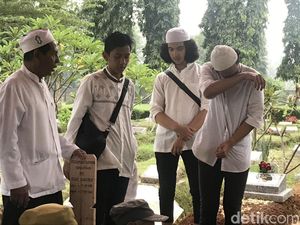 Anak Menangis saat Rama Aiphama Dikebumikan