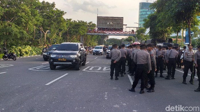Usai menggelar orasi dan memblokir Frontage Jalan Ahmad Yani, massa buruh dan mahasiswa tolak Omnibus Law membubarkan diri. Kini jalan tersebut sudah bisa dilalui kendaraan lagi.