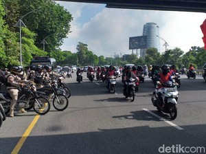Massa Buruh Sidoarjo Mulai Berdatangan di Bundaran Waru