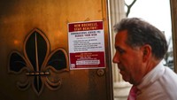 Poster maupun papan informasi terkait pencegahan virus corona pun ditempelkan di sejumlah tempat yang mudah terbaca oleh masyarakat. Hal itu dilakukan sebagai salah satu upaya pencegahan virus corona. AP Photo/John Minchillo.
