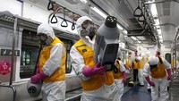 Kereta bawah tanah di Seoul disemprot disinfektan untuk mengantisipasi penyebaran virus corona. Chung Sung-Jun/Getty Images.