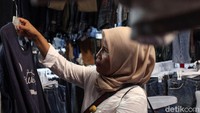 Para pedagang mengaku tak terlalu terdampak oleh isu corona.