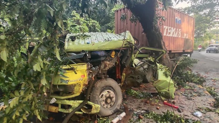 Kecelakaan truk kontainer di belakang Kantor Wali Kota Cilegon. (Foto: Iqbal/detikcom)