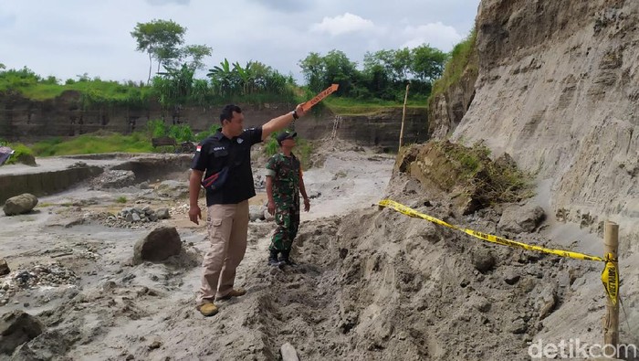 pekerja tambang pasir tertimbun longsor