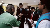 Anies juga tampak membersihkan tangannya dengan antiseptik yang disediakan di area Gedung DPRD DKI Jakarta.