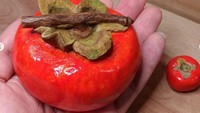 Seringkali ia juga terinspirasi dari bentuk buah-buahan untuk membuat karya seni. Warnanya yang cerah membuat karya seni berbentuk buah tersebut tampak cantik. Foto: Instagram @seiji_kawasaki