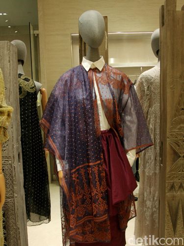 Teknik Tabrak Motif di Koleksi Terbaru Sapto Djojokartiko