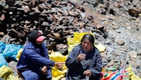 Datang ke La Rinconada, Chura bersama pendatang lainnya memenuhi kehidupan mereka dengan menjadi pallaqueras atau kasarnya disebut pemulung emas. 