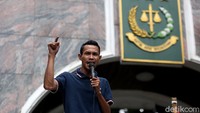 Seorang peserta aksi melakukan orasi di depan Kejaksaan Agung.