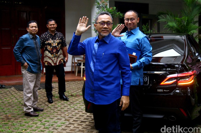 Zulkifli Hasan dan Elit PAN Lainnya Kunjungi Kediaman Prabowo Ketua Umum PAN Zulkifli Hasan mendatangi kediaman Menhan Prabowo Subianto di Kertanegara, Jakarta. Tak sendiri, sejumlah elite PAN lain turut dampingi Zulhas.