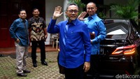 Ketua Umum (Ketum) PAN Zulkifli Hasan bersama sejumlah elit Partai Amanat Nasional lainnya mengunjungi kediaman Menteri Pertahanan (Menhan) Prabowo Subianto di Jalan Kertanegara, Jakarta, Rabu (11/3/2020).