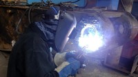 Sejumlah peserta pelatihan Welding Development Program (WDP) yang diselenggarakan oleh PT Sanggar Sarana Baja (SSB) dan PT Berau Coal melakukan unjuk keterampilan pengelasan di sela acara penutupan program WDP di Balikpapan. Foto: dok. ABM Investama
