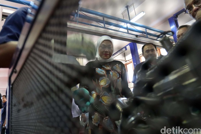 Menaker Ida Fauziyah mengunjungi Balai Besar Pengembangan Latihan Kerja (BBPLK) Kota Bandung, Jabar. Menaker peserta BLK dapat diserap di sektor industri.