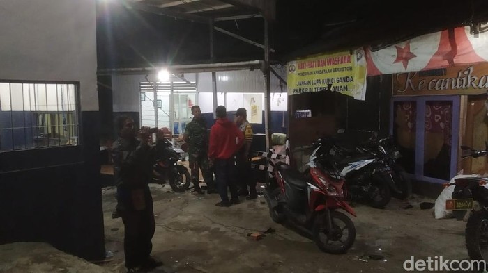 TNI-Polri berjaga di eks lokalisasi Loa Hui pascapenyerangan yang dilakukan sejumlah orang (Suriyatman/detikcom)