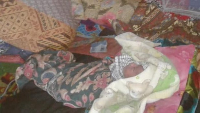 Bayi Lahir di Jalan Rusak Lebak