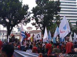 Buruh Geruduk Balai Kota-DPRD DKI, Tolak Omnibus Law Cipta Kerja