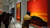 Seorang pengunjung melihat karya-karya foto yang menggambarkan keindahan Borobudur dari beragam latar warna yang menggambarkan waktu. 
