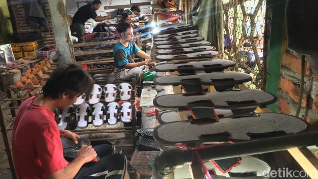 Imbas Corona, Omzet Perajin Sandal di Mojokerto Anjlok Ratusan Juta