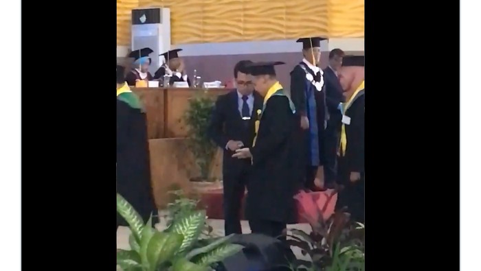 Vira video tangan para mahasiswa disemprot hand sanitizer saat wisuda di Unnes, Rabu (11/3/2020).