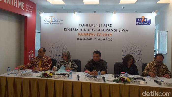 BUMN percetakan uang, Perum Peruri dibanjiri pesanan cetak uang dari Bank Indonesia (BI). Pihak Peruri mengaku sangat kewalahan untuk memenuhi pesanan uang dari BI yang mencapai miliaran lembar. Seorang petugas tampak merapihkan tumpukan uang di cash center Bank Negara Indonesia Pusat, kawasan Sudirman, Jakarta, Senin (21/10/2013). (FOTO: Rachman Haryanto/detikFoto)