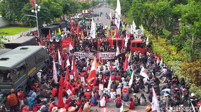 Massa buruh dan mahasiswa bergerak dari Bundaran Waru ke Frontage Jalan Ahmad Yani, Surabaya. Mereka akan menggelar deklarasi tolak Omnibus Law.