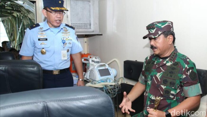Panglima TNI Cek Kontainer Isolasi Medik Udara di Halim untuk Pasien Corona