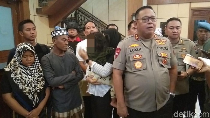 Pasutri asal Pasuruan berinisial AB dan S diamankan polisi. Mereka dilaporkan menculik anak perempuan majikannya asal Malaysia yang masih berusia 3 tahun.