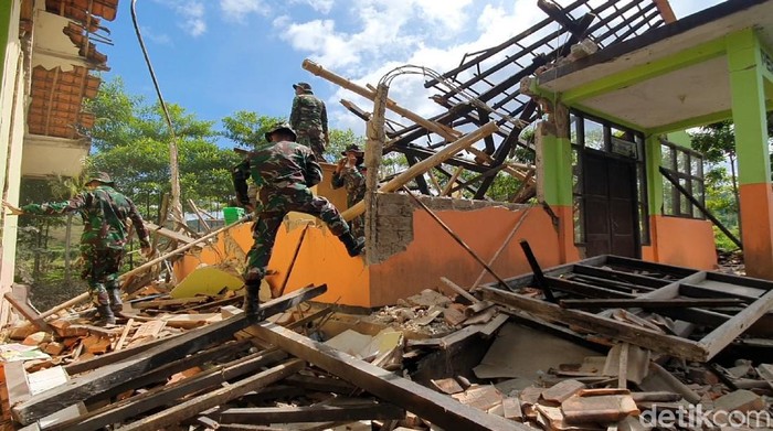 SD di Sukabumi Ambruk Akibat Gempa