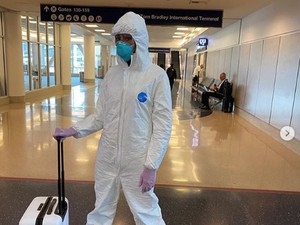 Gaya Naomi Campbell Naik Pesawat Pakai Baju Anti Virus Hingga Face Shield