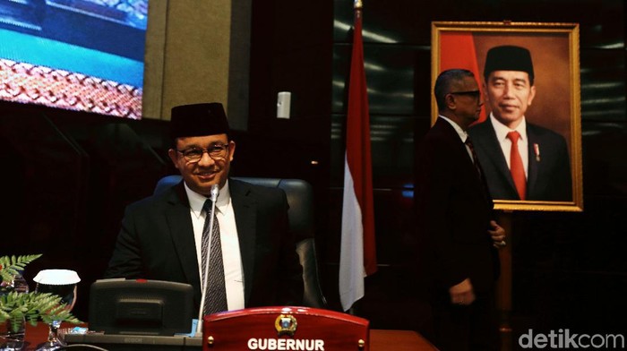 Gubernur DKI Anies Baswedan hadiri rapat paripurna yang digelar DPRD Provinsi DKI Jakarta. Sebelum rapat dimulai Anies sempat diperiksa suhu tubuhnya.