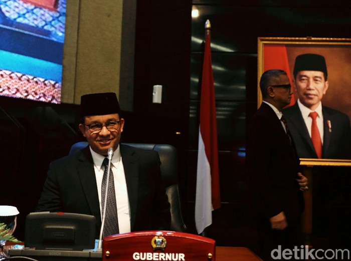 Gubernur DKI Anies Baswedan hadiri rapat paripurna yang digelar DPRD Provinsi DKI Jakarta. Sebelum rapat dimulai Anies sempat diperiksa suhu tubuhnya.