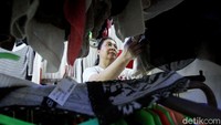 Seorang warga tengah memilik sejumlah pakaian impor di kawasan Pasar Baru, Jakarta, Rabu (11/3/2020).