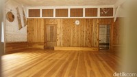 Interior masjid dengan nuansa kayu yang simpel dan elegan di dalam Kampung Naga.