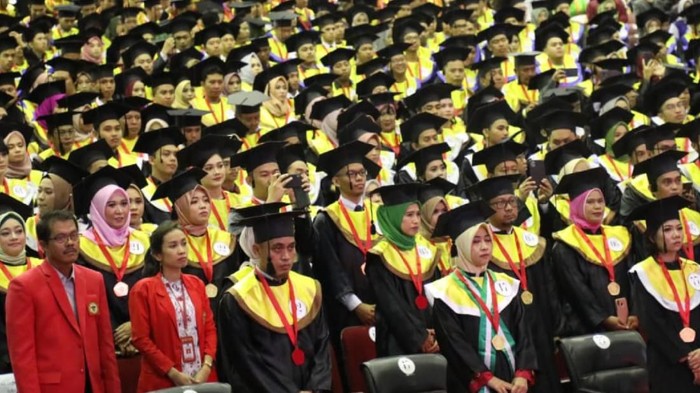 Guna mencegah penyebaran virus Corona Covid-19, tradisi jabat tangan antara rektor dan mahasiswa di acara wisuda Universitas Hasanuddin (Unhas) ditiadakan. Rencananya Rektor Unhas Prof Dwia Aries Tina hanya menyerahkan map berisi ijazah dan transkrip nilai pada para wisudawan.