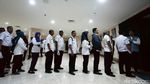 Momen Tina Toon dan Anggota DPRD DKI Dicek Suhu Tubuhnya