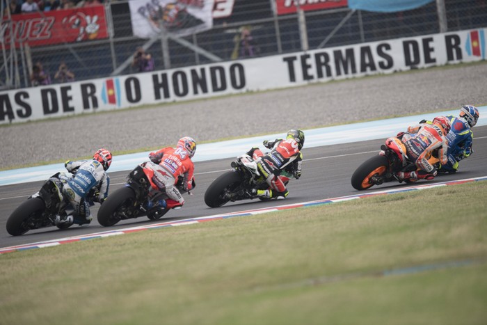 RIO HONDO, ARGENTINA - APRIL 08:   Alex Rins of Spain and Team Suzuki ECSTAR leads the field during the MotoGP race during the MotoGp of Argentina - Race on April 8, 2018 in Rio Hondo, Argentina.  (Photo by Mirco Lazzari gp/Getty Images)