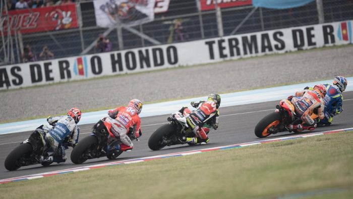 MotoGP Argentina RIO HONDO, ARGENTINA - APRIL 08: Alex Rins of Spain and Team Suzuki ECSTAR leads the field during the MotoGP race during the MotoGp of Argentina - Race on April 8, 2018 in Rio Hondo, Argentina. (Photo by Mirco Lazzari gp/Getty Images)